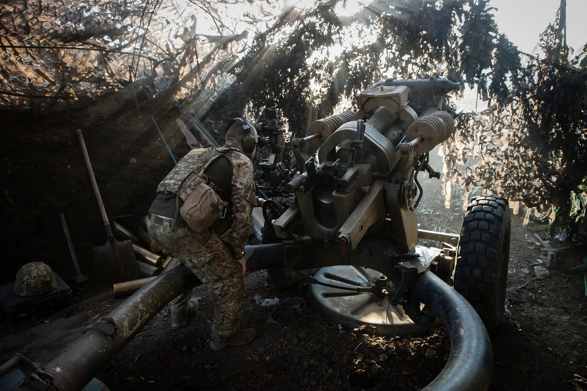 Український військовий стріляє з гаубиці в бік російських військ поблизу Мар’їнки, Україна, в Донецькій області в липні.